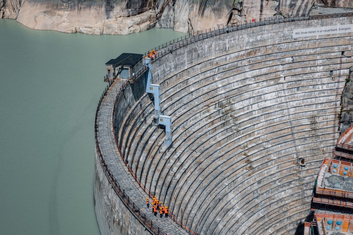 Aktuelle Pressemeldung: Juice-Power-Event 2023 am Grimsel - Gewerbeflotten laden effizient sauberen Wasserstrom