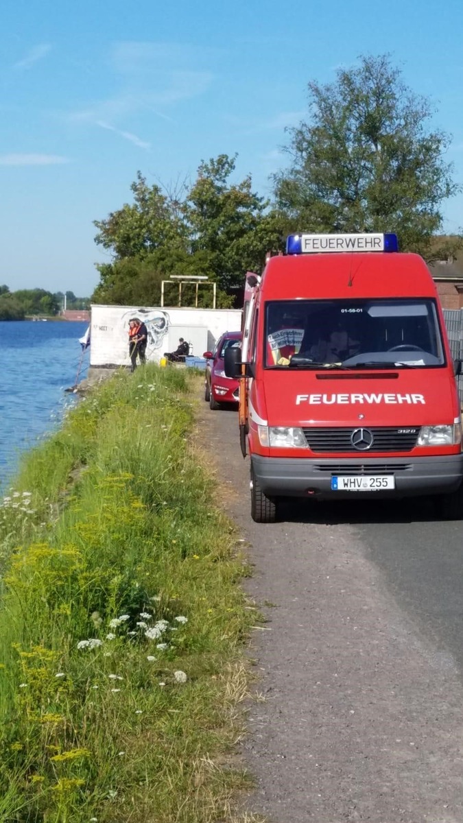 POL-WHV: Verdacht der illegalen Müllentsorgung in Wilhelmshaven - Taucher der Berufsfeuerwehr und Beamte der Polizei im Einsatz (2 Fotos)