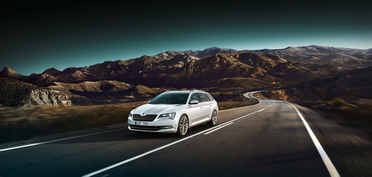 Mit Durchblick durch den Winter: neuer SKODA Superb mit hilfreichen Lichtfeatures (FOTO)