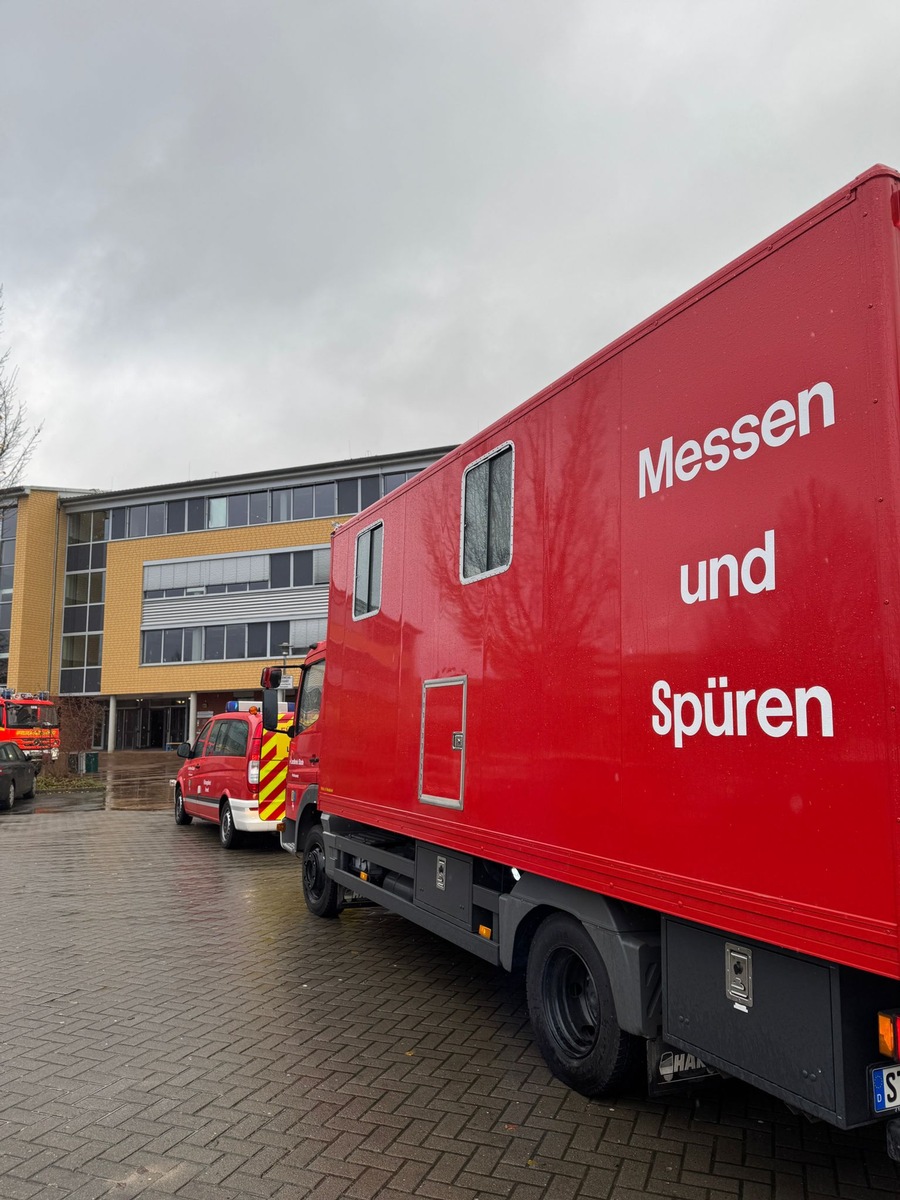 POL-STD: Großeinsatz von Feuerwehr und Rettungsdienst an Stader Berufsschule - insgesamt 61 Personen durch Reizstoff verletzt, Baucontainer in Grünendeich aufgebrochen und Werkzeug entwendet