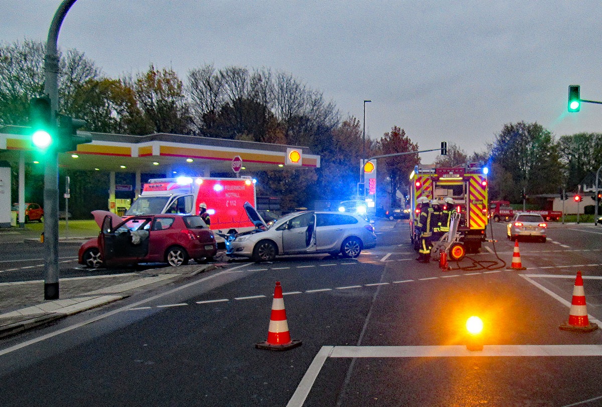 POL-ME: Zwei Leichtverletzte und hoher Sachschaden bei Verkehrsunfall - Haan - 1911045