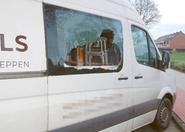 POL-ROW: ++ Vom Bremspedal abgerutscht - Auffahrunfall an der roten Ampel ++ Auffahrunfall an der Einmündung ++ Transporter aufgebrochen - Akku-Werkzeuge gestohlen ++