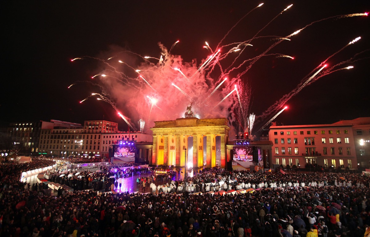 Wir sind eins! CEWE COLOR sucht Zeitzeugen aus 20 Jahren deutsche Einheit (mit Bild)