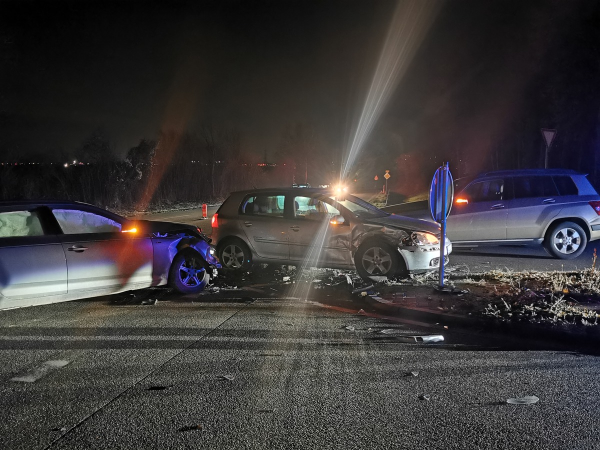 POL-PDNW: Mehrere PKW nach Verkehrsunfall nicht mehr fahrbereit