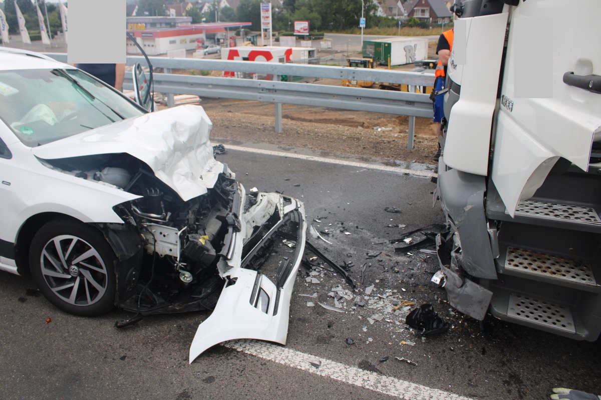 POL-DN: Schwerer Verkehrsunfall auf der B 56