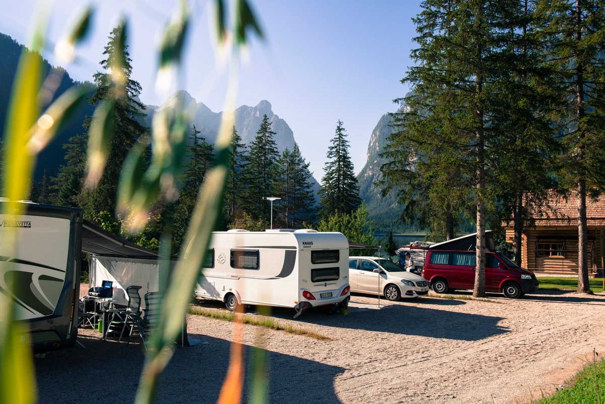 Camping im goldenen Herbst: ADAC Campingführer nennt Ziele für Wanderer und Weingenießer / Tipps an Mosel, in Baden-Württemberg und Südtirol / Vorteile der Nachsaison nutzen / Mit ADAC Campcard sparen