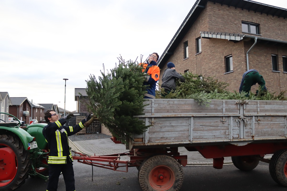 FW Gangelt: Abholung der Weihnachtsbäume durch die Jugendfeuerwehr