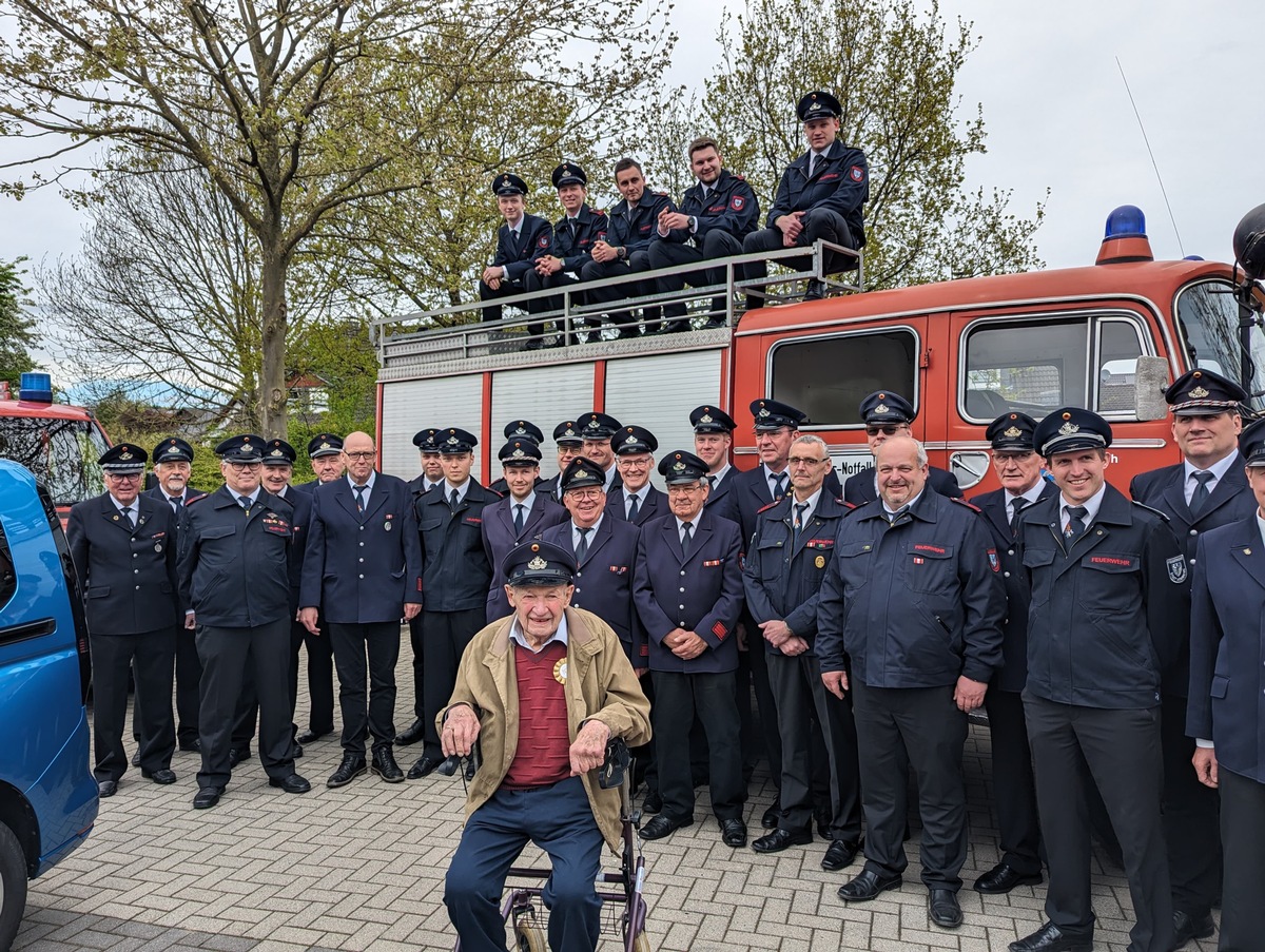 FW-AR: Löschgruppe Voßwinkel gratuliert zum 100.Geburtstag