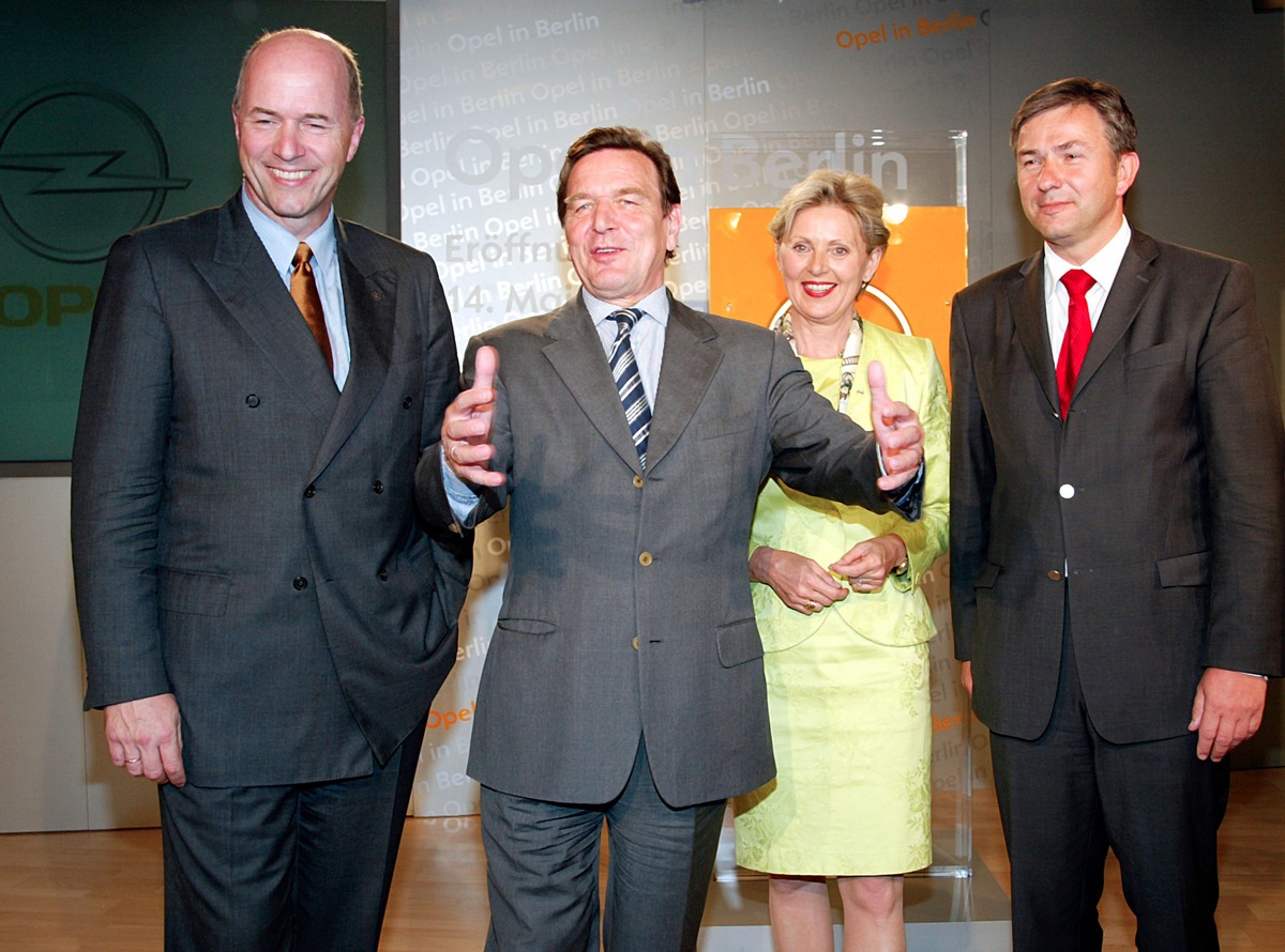 Bundeskanzler Gerhard Schröder eröffnet &quot;Opel in Berlin&quot; / bNeue Opel-Repräsentanz bietet Forum der Begegnung