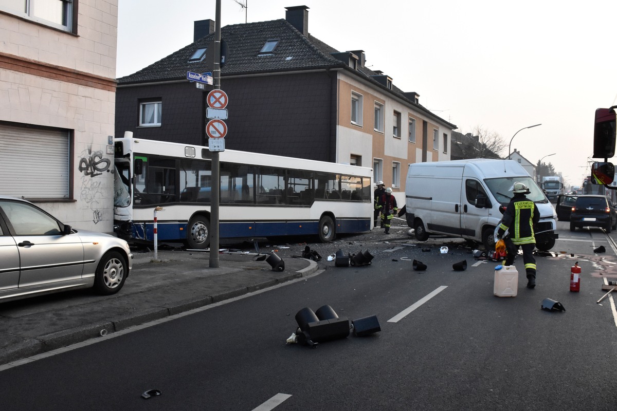 FW-DO: Schulbus prallt gegen Hauswand - 46 Personen bei Verkehrsunfall betroffen