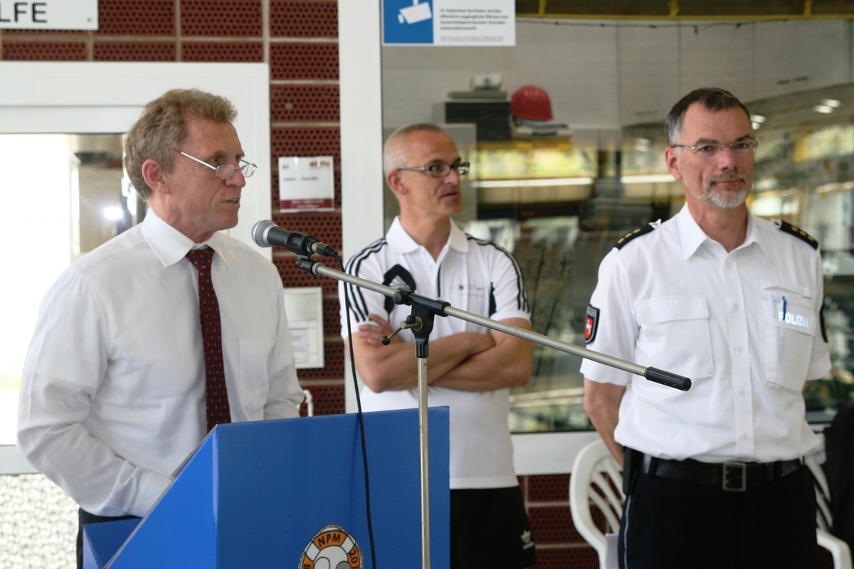 POL-GOE: Niedersächsische Polizeimeisterschaften im Schwimmen und Retten  -  Wettkampfatmosphäre im Northeimer Hallenbad