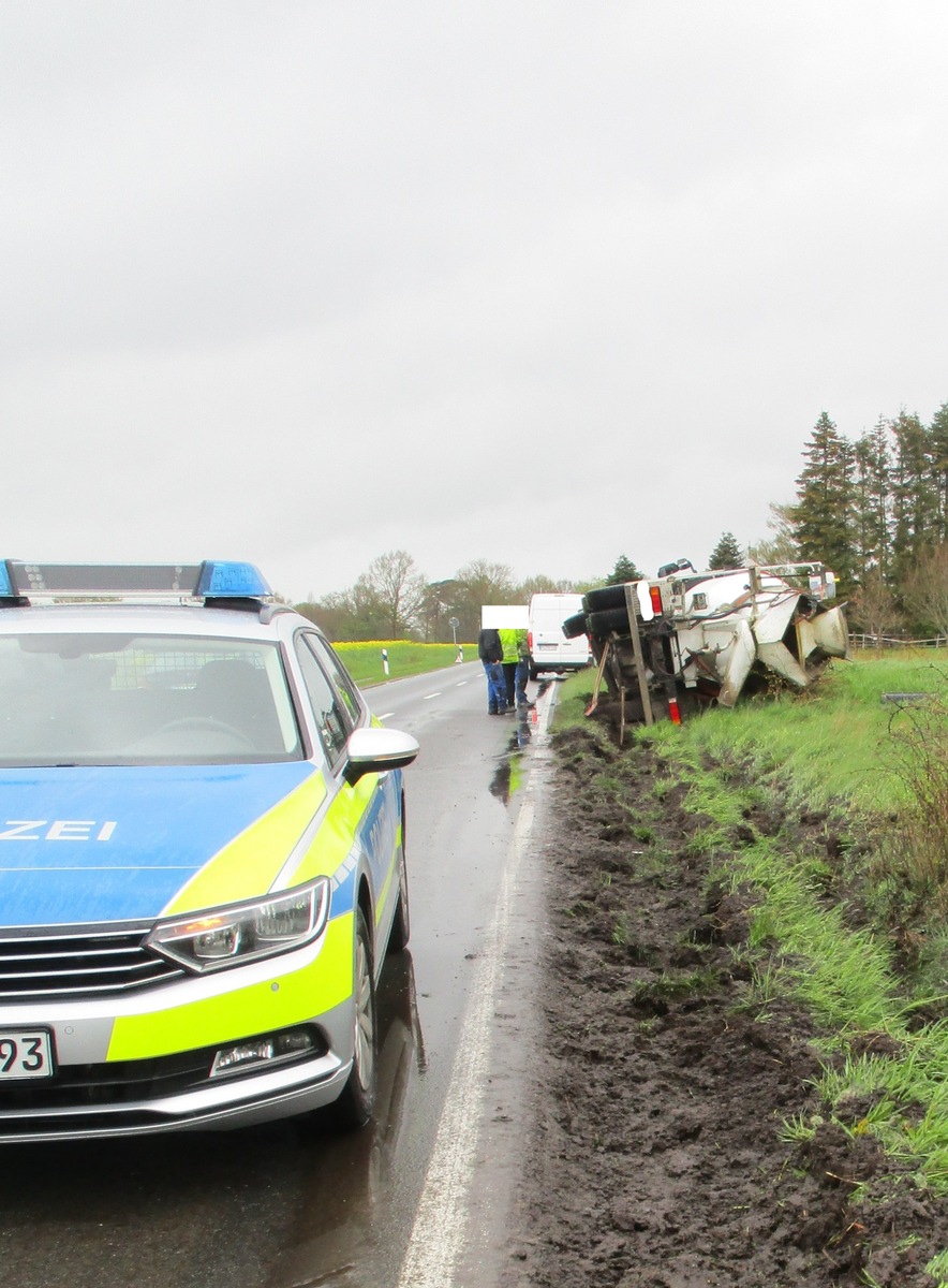 POL-WHV: Varel - Betonmischfahrzeug geriet in Straßengraben - Keine Verletzten (mit Bildern)