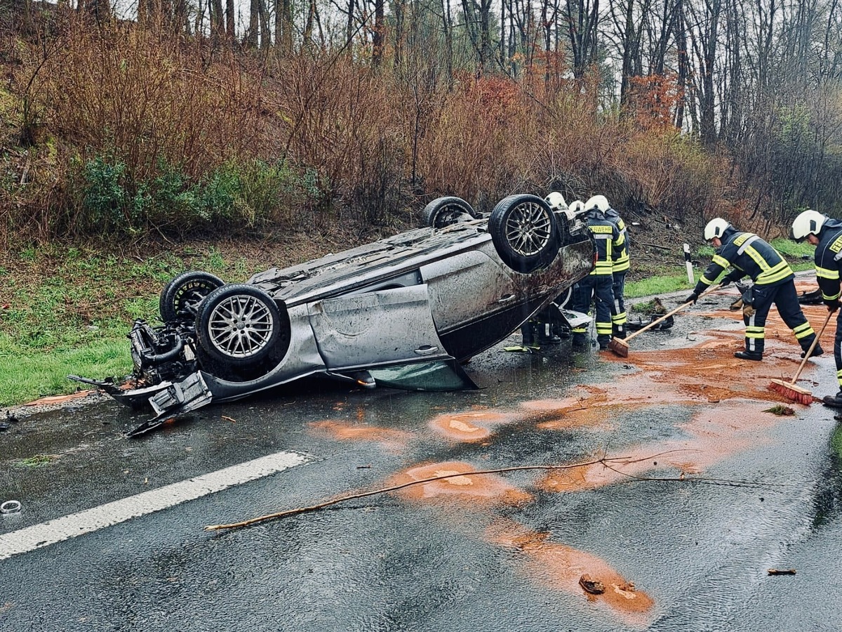 FW-EN: Mehrere Einsätze über die Feiertage - Schwerer Verkehrsunfall auf der BAB 43