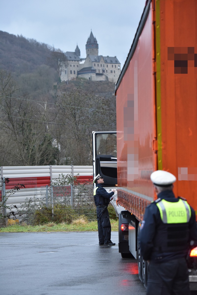 POL-MK: Durchfahrtsverbot B 236 für Fahrzeuge ab 3,5 Tonnen: Seit Mittwoch ahndet die Polizei Verstöße