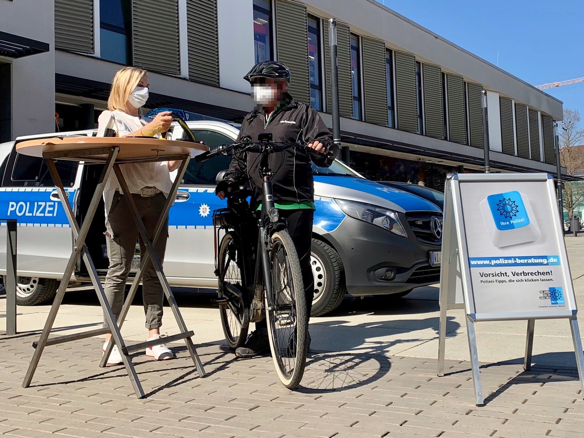 POL-WE: &quot;SICHER! Dein Rad&quot; - Kriminalpolizeiliche Beraterinnen zu Gast beim Hessischen Rundfunk