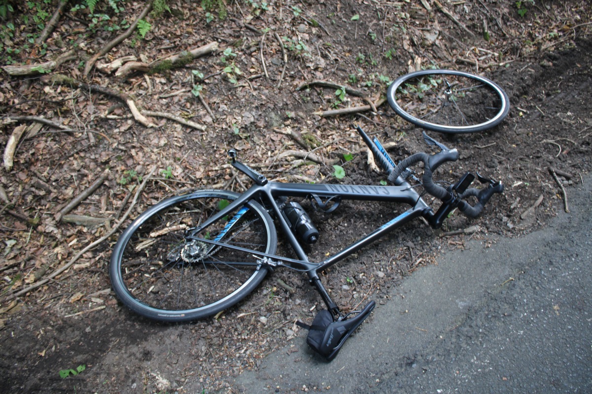 POL-RBK: Kürten - Pkw-Fahrer flüchtet nach Zusammenstoß mit Radfahrer