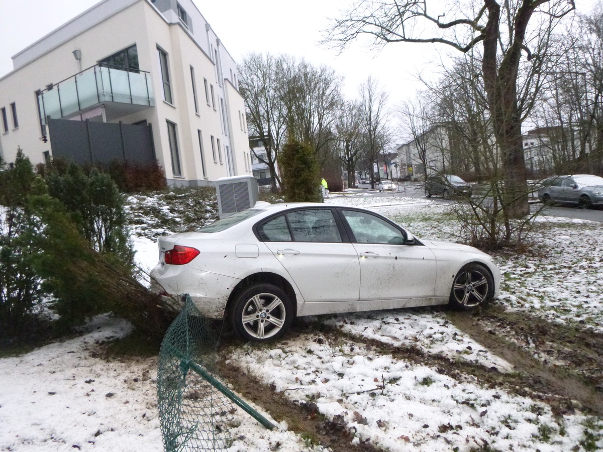 POL-KS: Unfall mit 5 Promille: Autofahrer kracht in Zaun