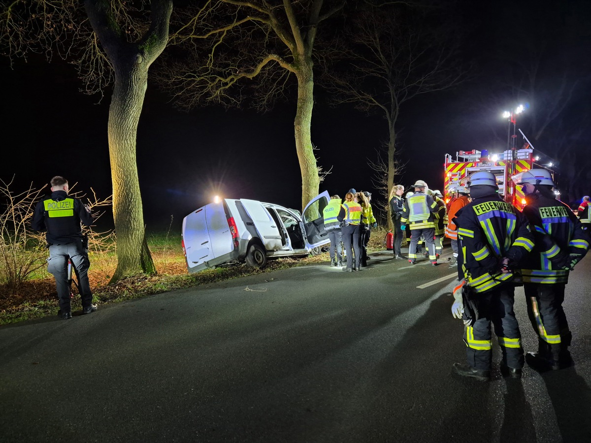 FFW Schiffdorf: Schwerer Verkehrsunfall auf der Kreisstraße 61 - 39-jähriger Fahrer verstirbt noch an der Unfallstelle