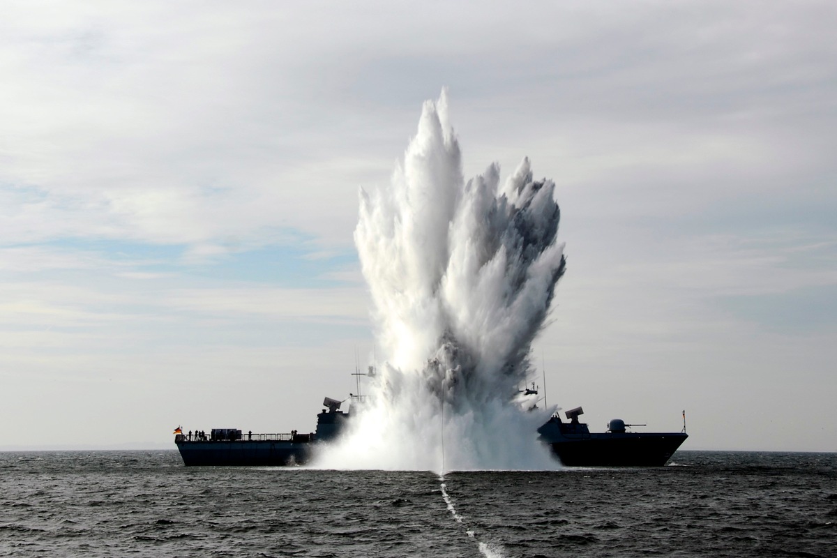 Deutsche Marine - Bilder der Woche: Korvette wurde &quot;angesprengt&quot;