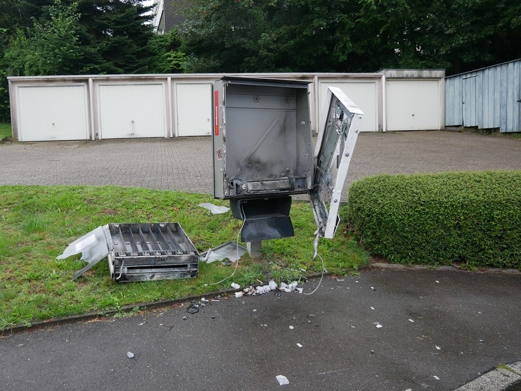 POL-RBK: Wermelskirchen - Täter sprengen Zigarettenautomaten auf und flüchten