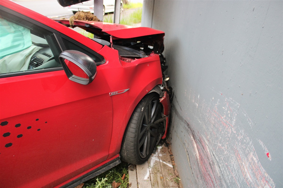 POL-DU: Aldenrade: Zu schnell unterwegs - Autofahrer landet vor einer Hauswand