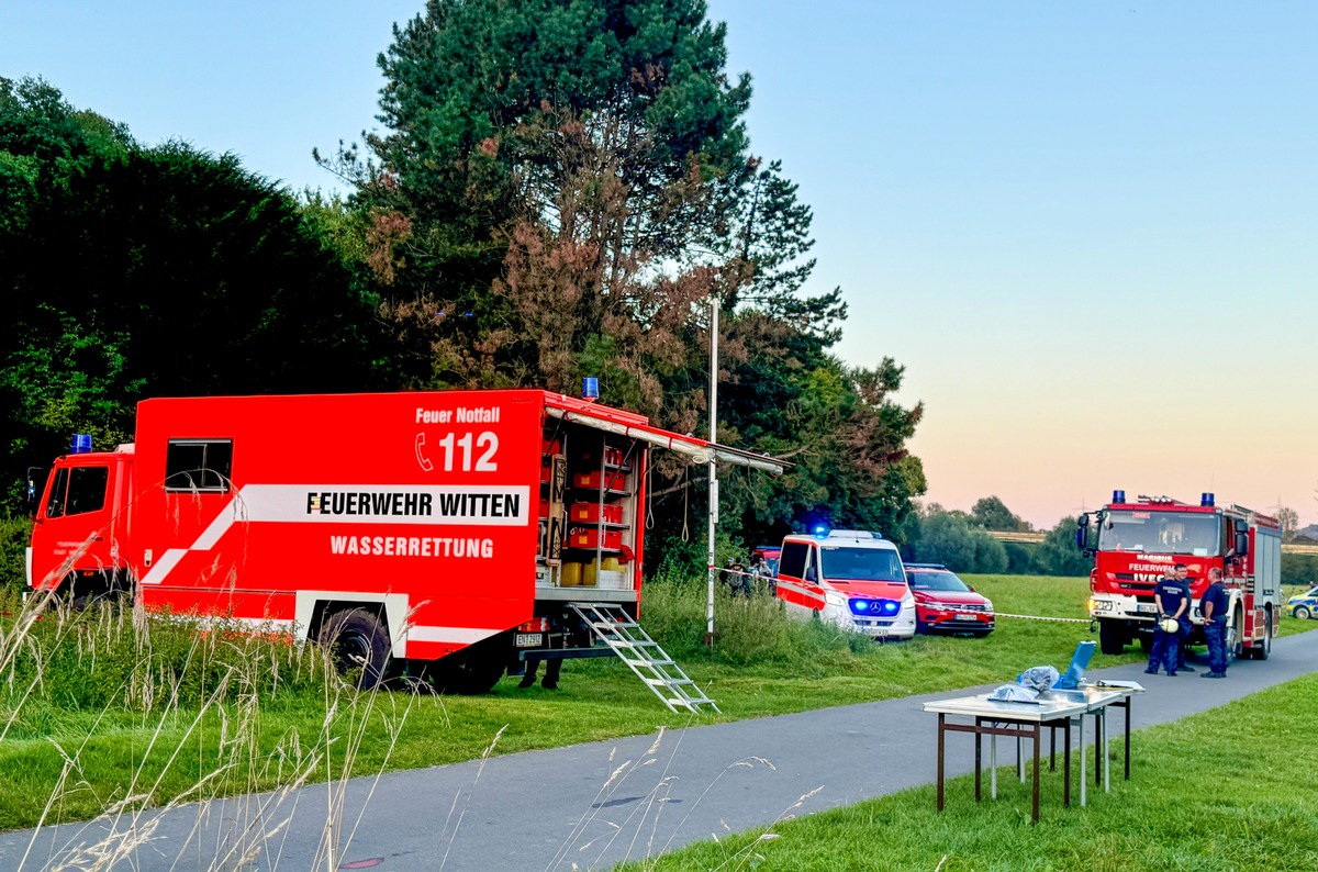 FW-BO: Schwimmer entdecken PKW in der Ruhr - Abendlicher Feuerwehreinsatz in Stiepel