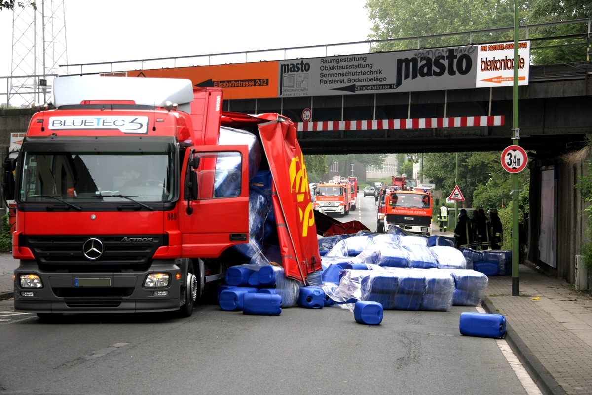 FW-E: LKW bleibt unter Brücke hängen, Aufbau abgerissen, Ladung verloren