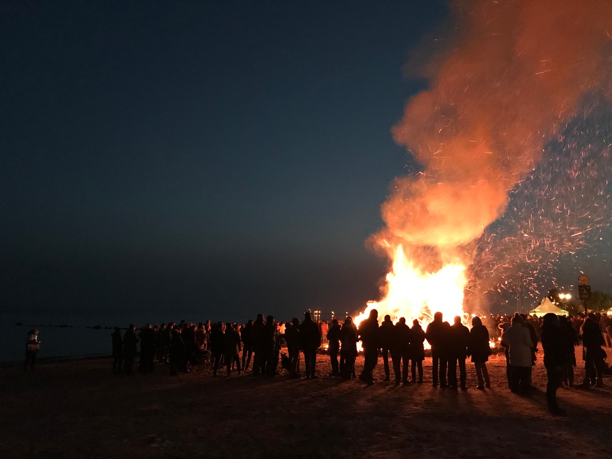 Strandfeuer im OstseeFerienLand am 1. März 2025 / Wintergeister vertreiben und den Frühling herbeirufen am Strand von Dahme, Grömitz und Kellenhusen