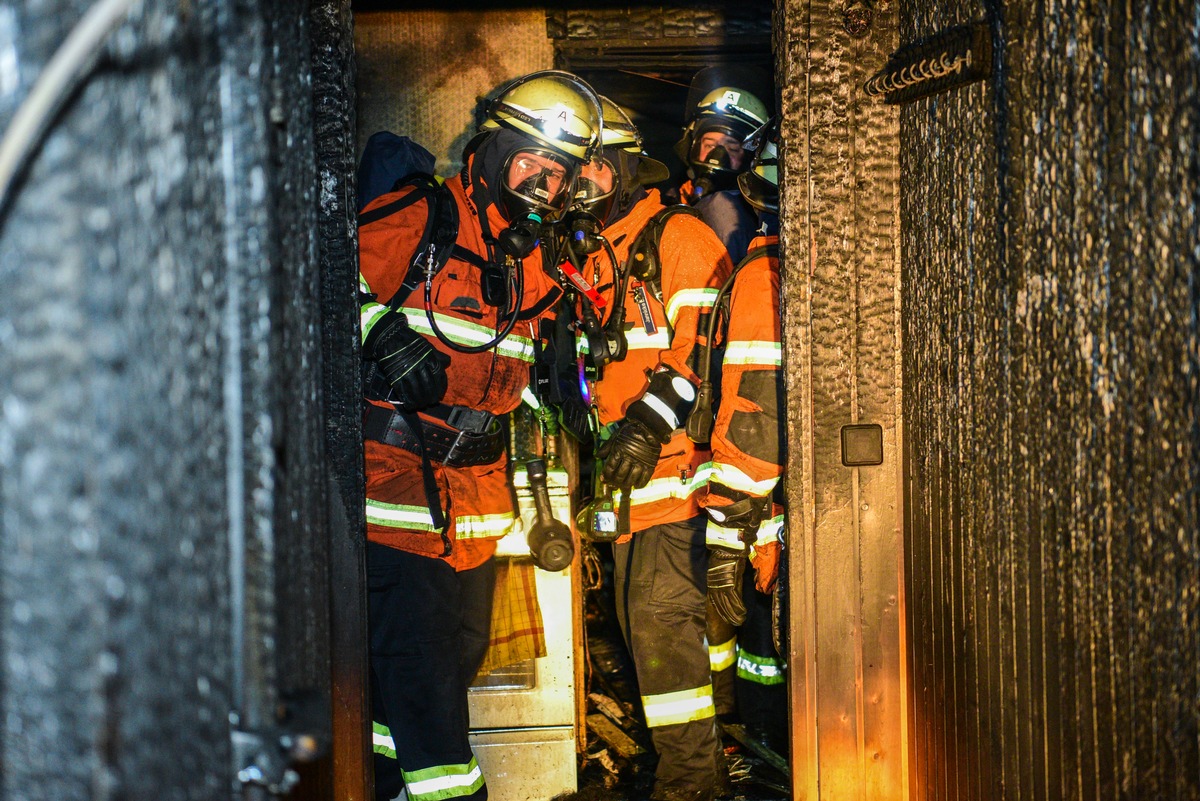 KFV-CW: Untergeschoß in Mehrfamilienhaus steht in Flammen