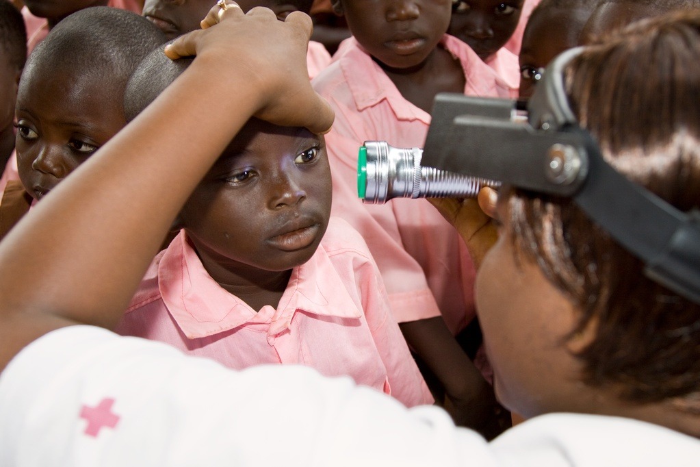 World Sight Day 2014 / SSO-Zahnärzte und das Schweizerische Rote Kreuz rufen zu Zahngold- und Schmuckspenden auf (BILD)