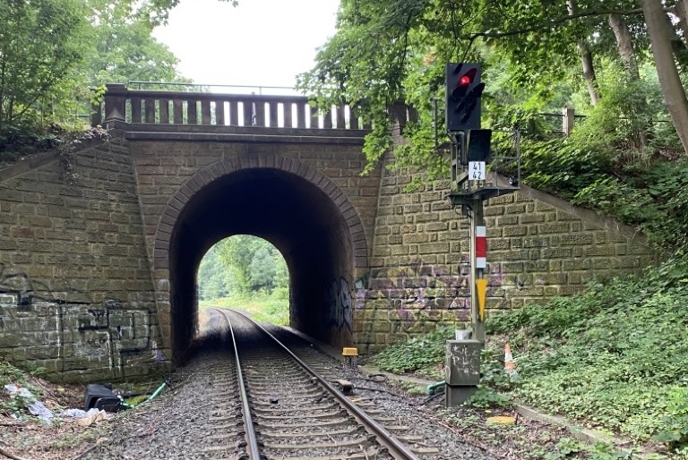 BPOL-H: Braunschweig: Drei E-Scooter und Mülltonne von Bahnbrücke geworfen (Fotos)