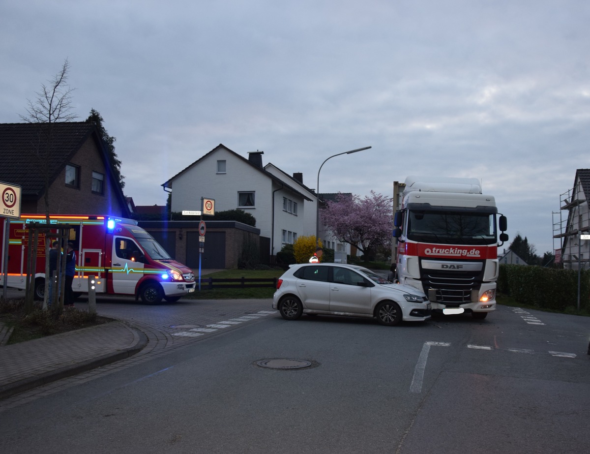 POL-HF: Unfall zwischen LKW und PKW- Polo-Fahrer leicht verletzt