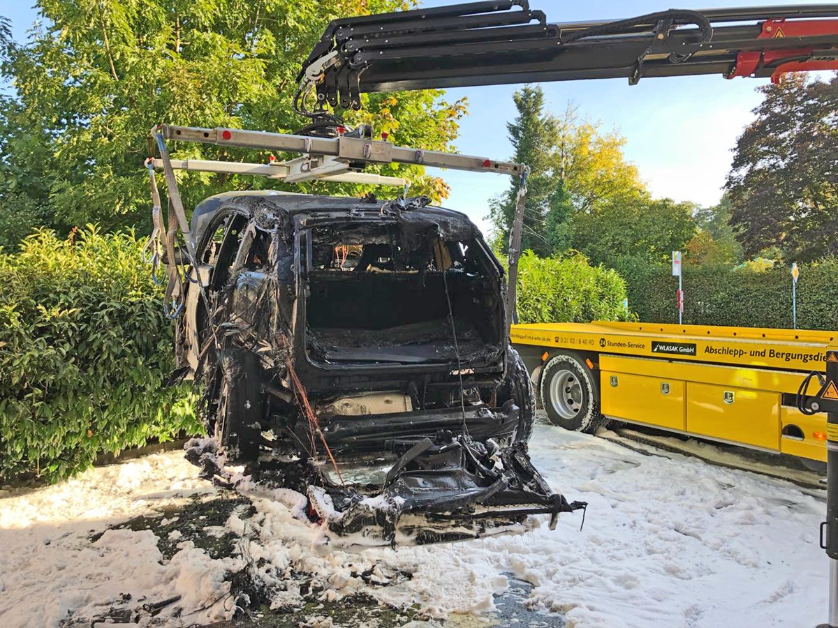 POL-ME: Hybrid-Auto brennt vollkommen aus - Ratingen - 1909111