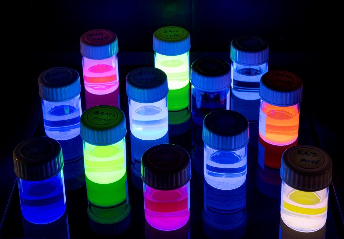 Mehr Licht: BAM zertifiziert die weltweit ersten Referenzmaterialien für die Bestimmung der Fluoreszenzquantenausbeute