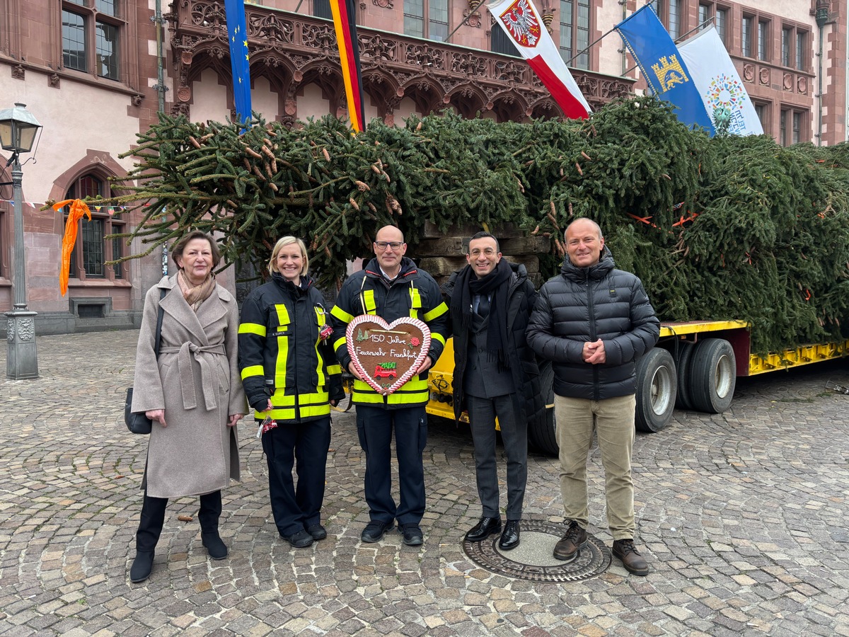 FW-F: Feuerwehr-Weihnachtsbaum &quot;Florian&quot; auf dem Römerberg