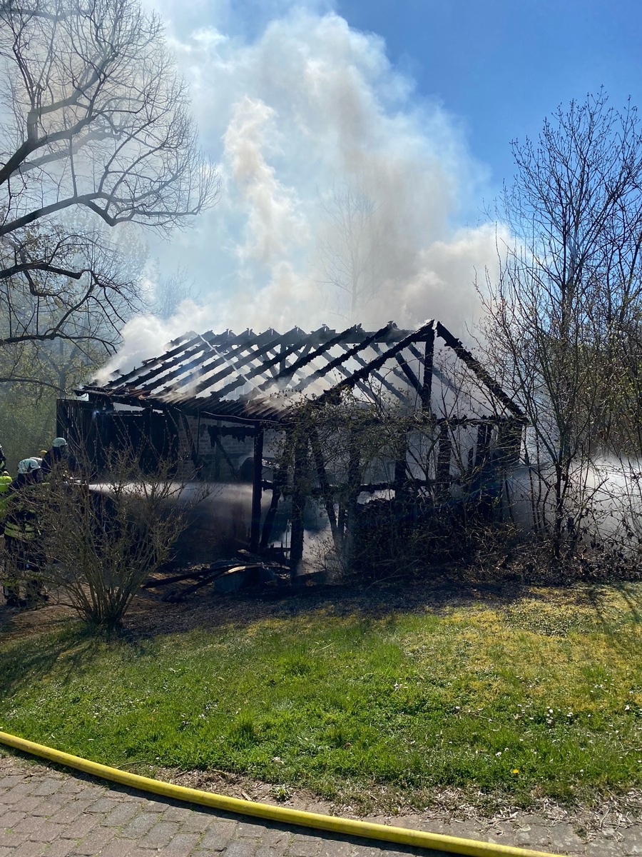 FW-DT: Carport brennt in voller Ausdehnung