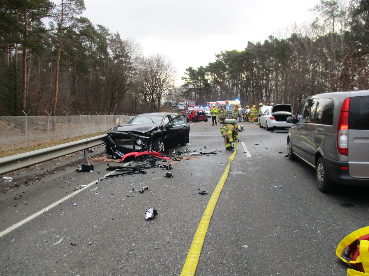 POL-PDKL: Verkehrsunfall mit schwerverletzten Personen