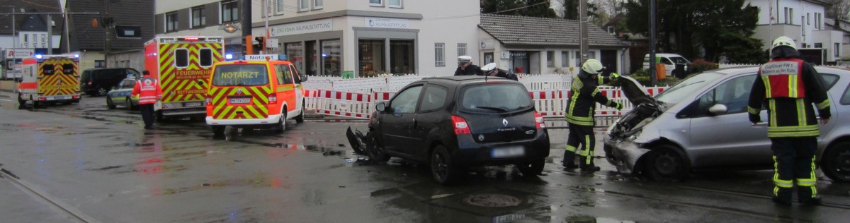 FW-MH: Vier Verletzte bei einem Verkehrsunfall auf der Oppspringkreuzung