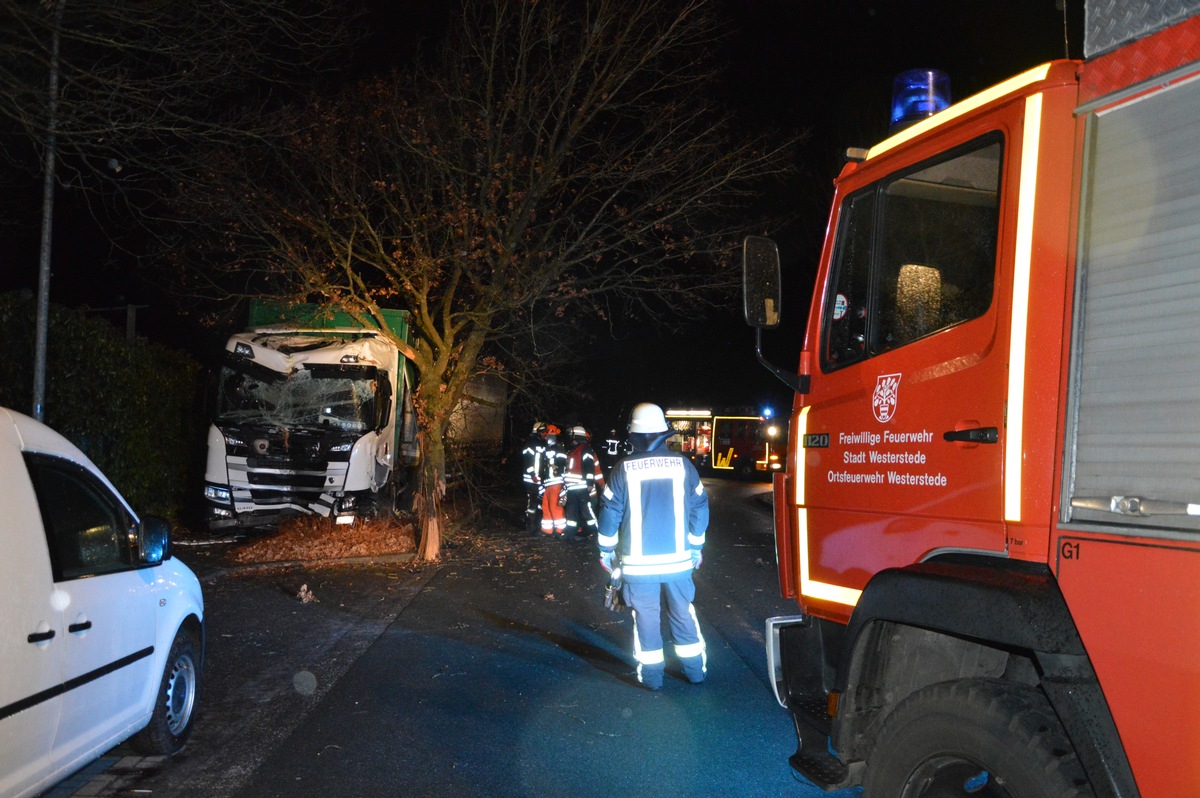 POL-OL: Westerstede -
LKW prallt in Gewerbegebiet gegen zwei Bäume