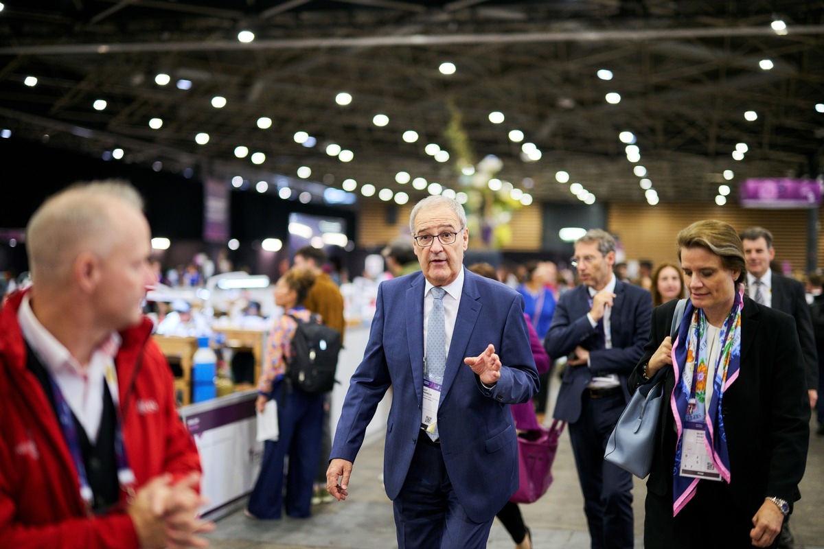 WorldSkills 2024: Bundesrat Parmelin mischt sich unter die Schweizer Fans