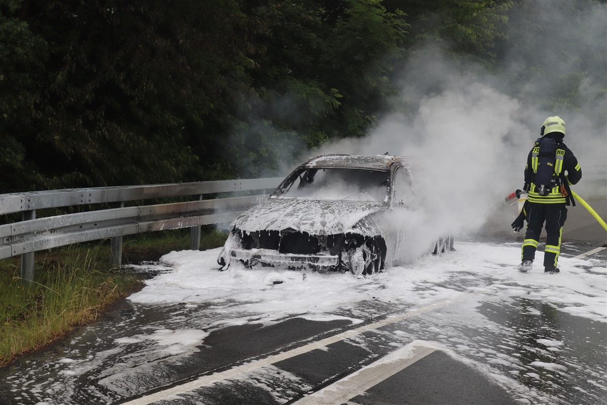 POL-HX: Autobrand: B 64 mehrere Stunden gesperrt