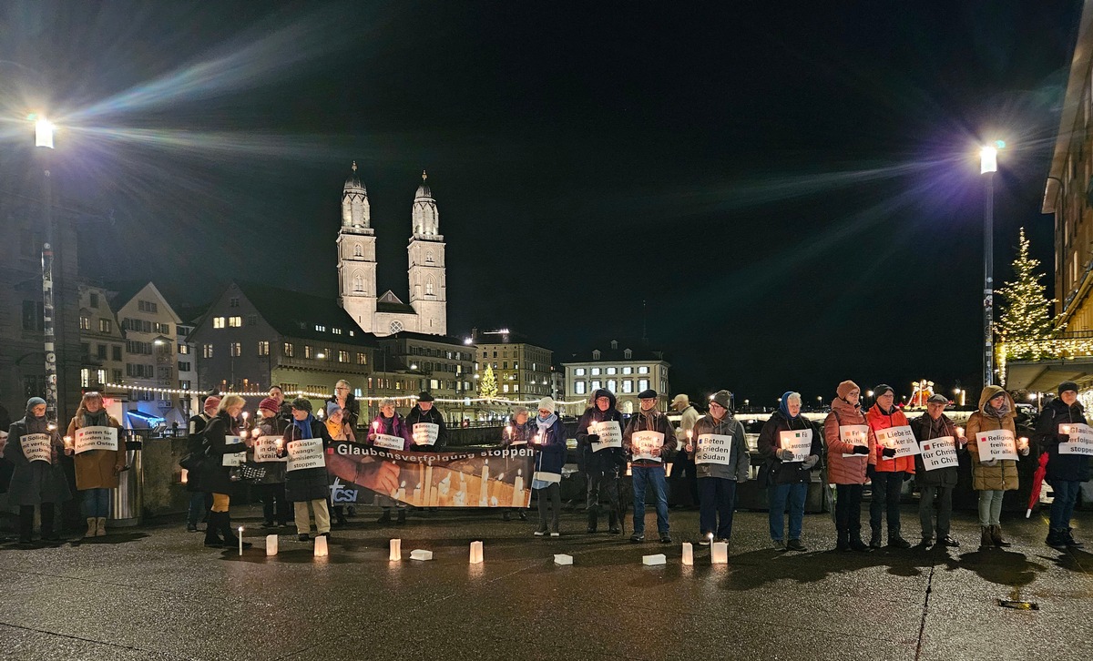 Mahnwache für Weihnachten ohne Terror / Kerzen und Gebete - 1300 Menschen gehen für Glaubensverfolgte auf die Strasse