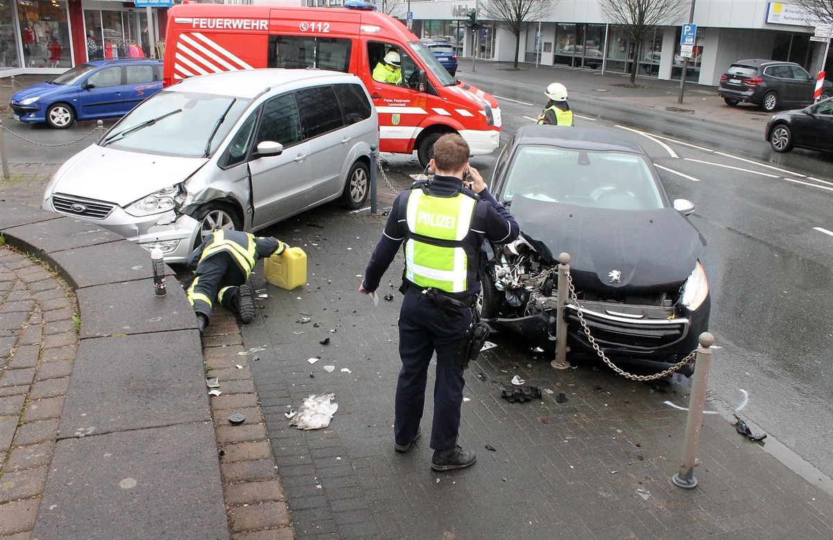 POL-OE: Zwei Leichtverletzte bei Pkw-Unfall