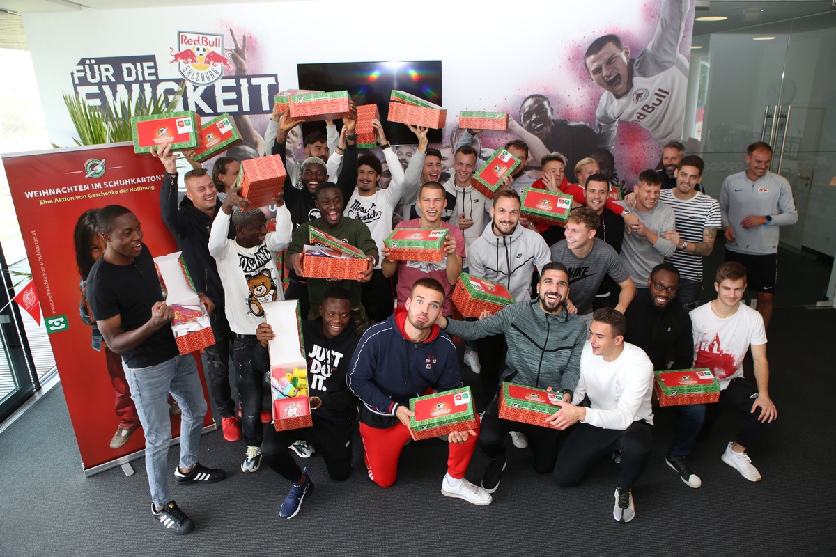 Profifußballer und Fans packen für &quot;Weihnachten im Schuhkarton®&quot; / Bundesligaklubs engagieren sich für Geschenkaktion