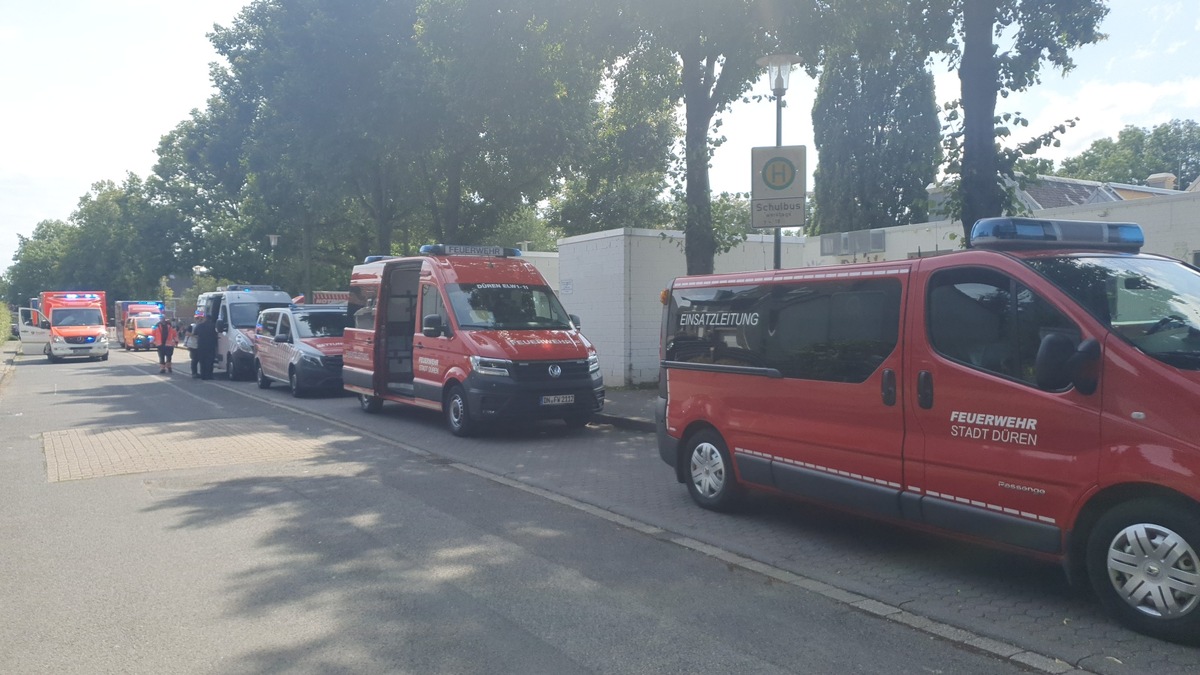 FW Düren: Großeinsatz für Feuerwehr und Rettungsdienst in Dürener Gesamtschule