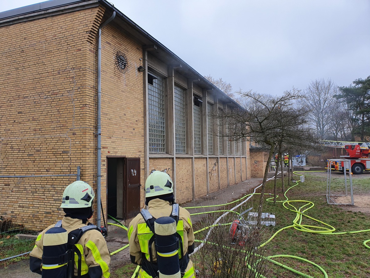 FW-Dorsten: +++ Brand in einer Turnhalle. Erschwerte Brandbekämpfung +++