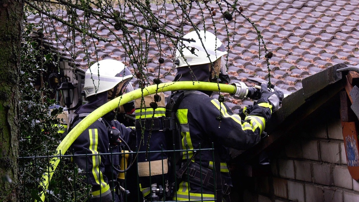 FW-EN: Laubenbrand und ausgelöste Brandmeldeanlage