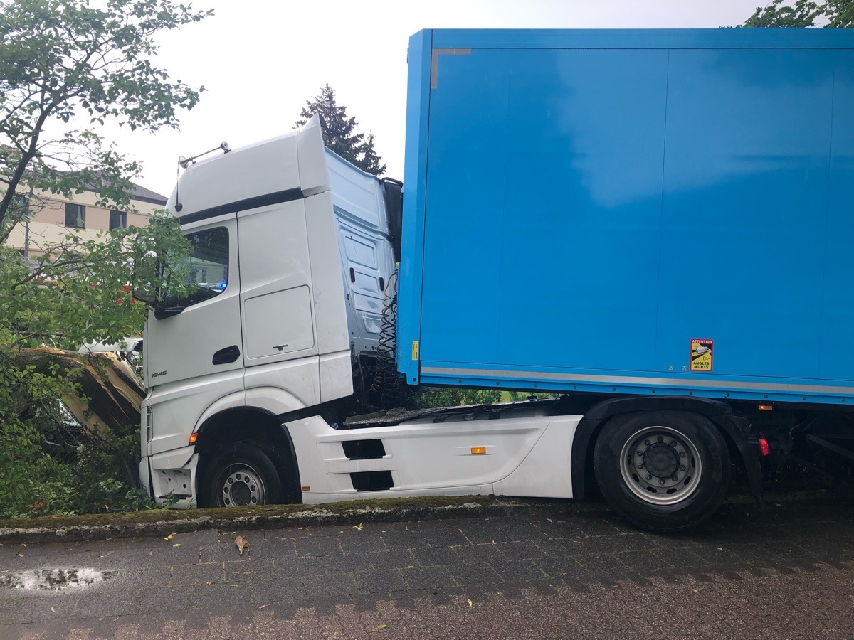 POL-NE: Sattelzug kommt von der Fahrbahn ab und prallt gegen Baum