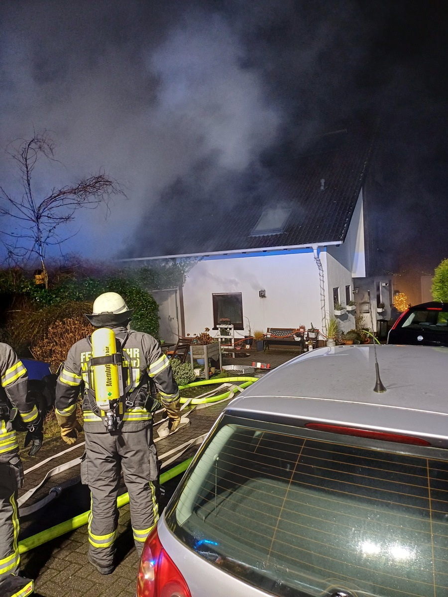 FW-EN: Wetter - mehrere kleine Hilfeleistungen an Heiligabend und dem ersten Weihnachtstag, sowie ein Wohnungsbrand an Heiligabend