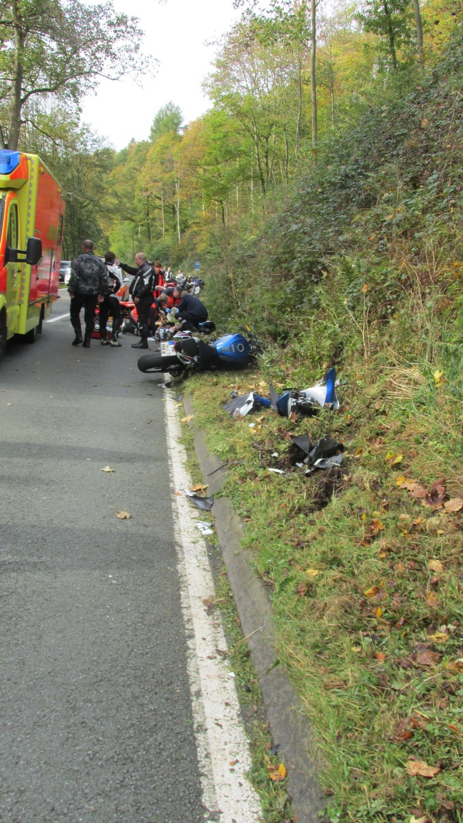 POL-HOL: Landesstraße 549 - Neuhaus Rtg. Boffzen: 25jähriger Kradfahrer erleidet Schulterfraktur - Mit entgegenkommenden PKW kollidiert -